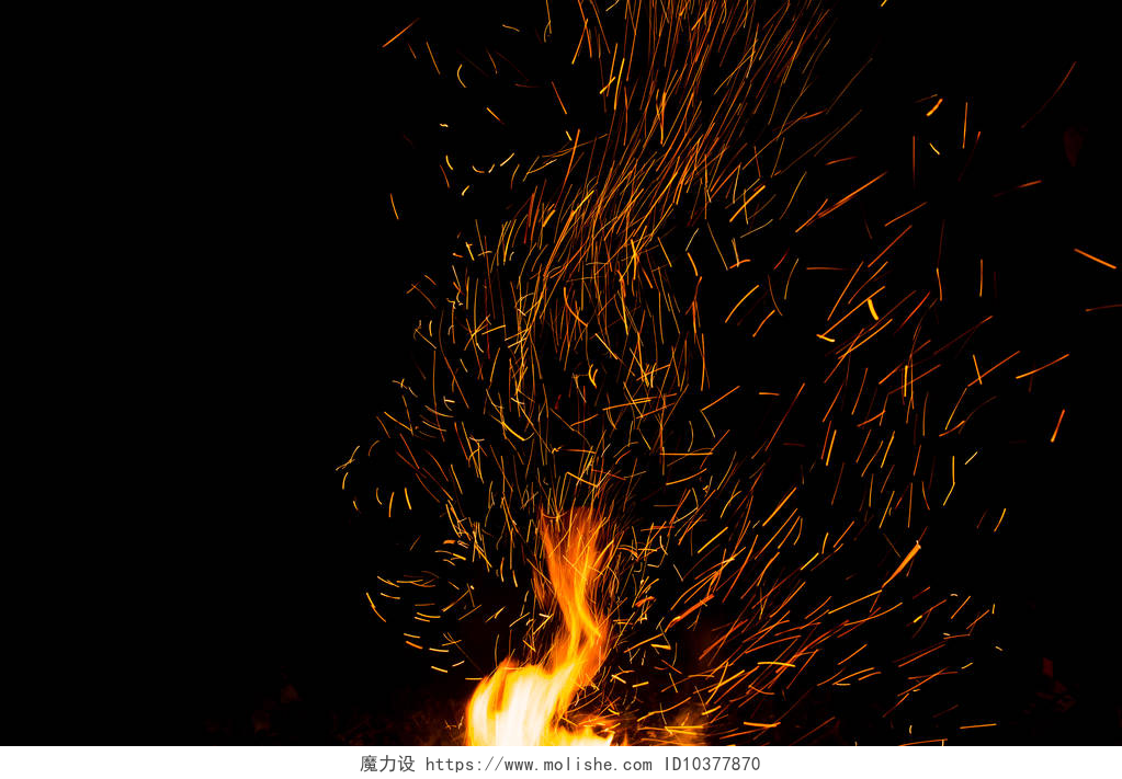 黑夜之下的火焰火焰在黑色的背景上闪耀和燃烧。结构和爆发